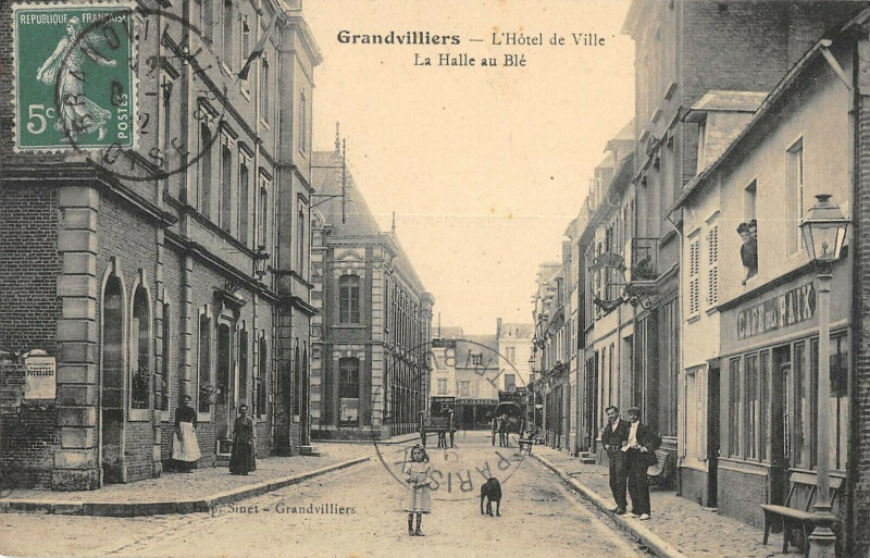 Carte postale ancienne Grandvilliers L'Hotel De Ville La Halle Au Ble à Grandvilliers