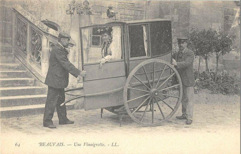 Carte postale ancienne Beauvais Une Vinaigrette Chaise A Porteur à Beauvais