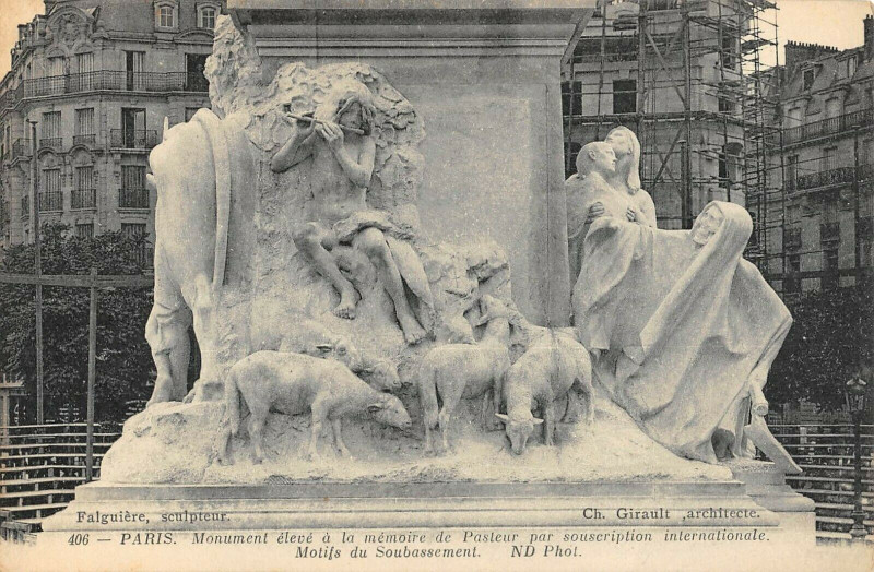 Carte postale ancienne Monument élevé à la mémoire de Pasteur - Motif du Soubassement à Paris 7e