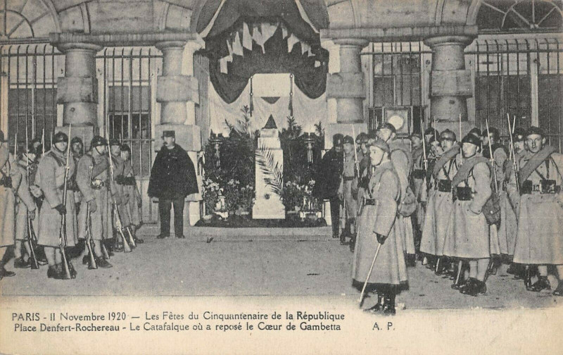 Carte postale ancienne 11 Novembre 1920 — Les Fêtes du Cinquantenaire de la République - Place Denfert-Rochereau - Le Catafalque où a repose le Coeur de Gambetta à Paris 14e