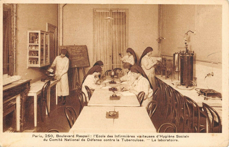 Carte postale ancienne Boulevard Raspail - l'Ecole des Infirmières visiteuses d'Hygiène Sociale du Comité National de Défense contre la Tuberculose - Le laboratoire à Paris 14e