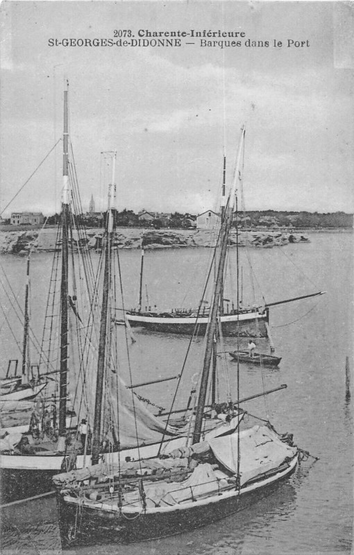 Carte postale ancienne Saint Georges De Didonne Barques Dans Le Port à Saint-Georges-de-Didonne