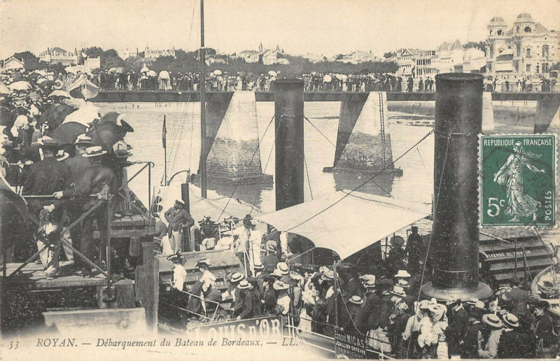 Carte postale ancienne Royan Debarquement Du Bateau De Bordeaux à Royan