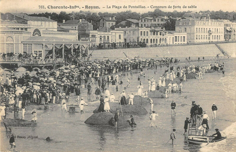 Carte postale ancienne Royan La Plage De Pontaillac Concours De Forts De Sable à Royan