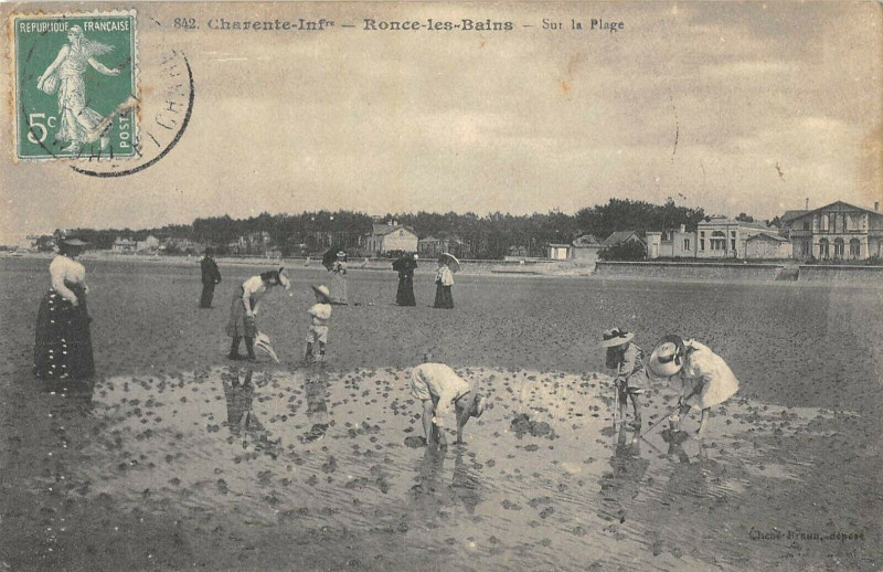 Carte postale ancienne Ronce Les Bains Sur La Plage