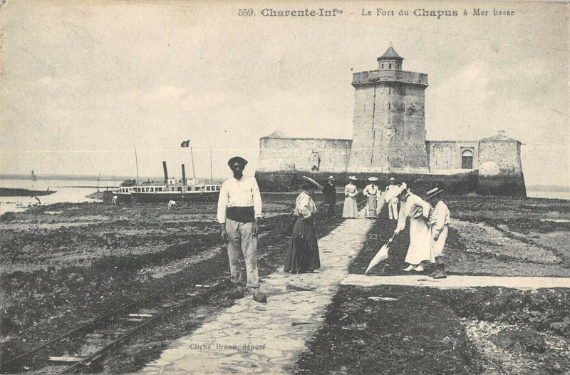Carte postale ancienne Ile D'Oleron Le Fort Du Chapus A Mer Basse