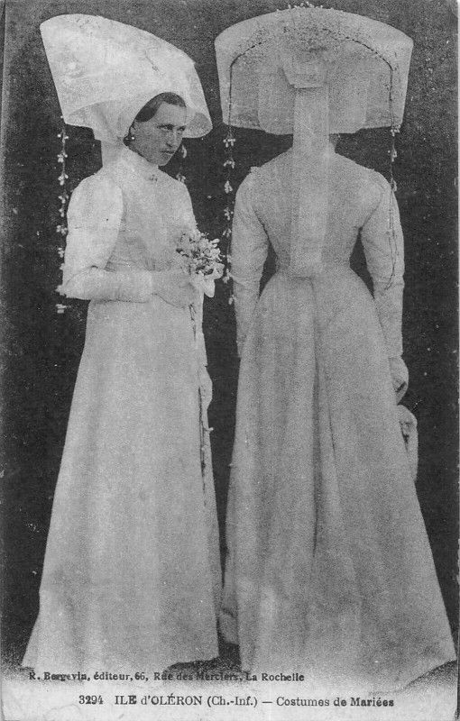Carte postale ancienne Ile D'Oleron Costumes De Maries