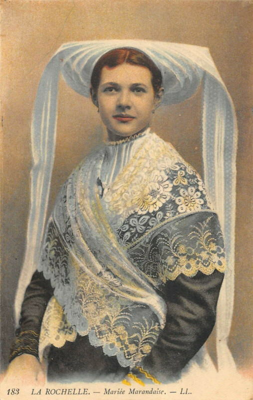 Carte postale ancienne La Rochelle Mariee Marandaise à La Rochelle