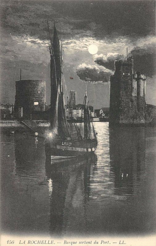 Carte postale ancienne La Rochelle Barque Sortant Du Port à La Rochelle