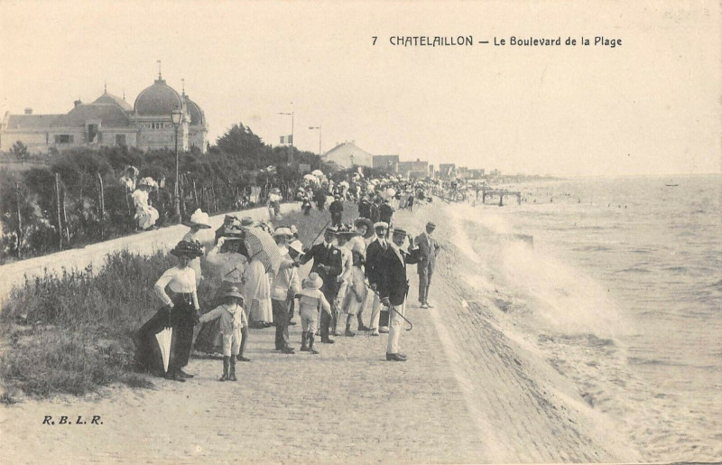 Carte postale ancienne Chatelaillon Le Boulevard De La Plage