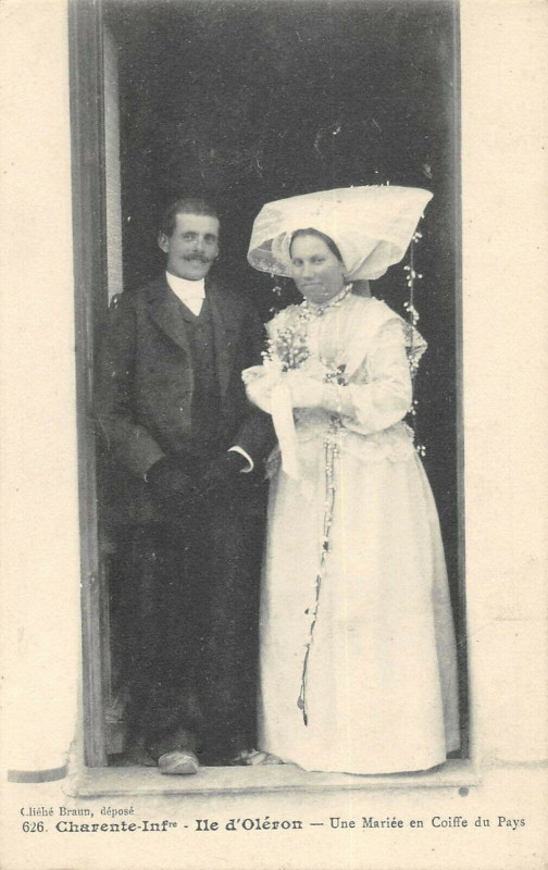 Carte postale ancienne Ile D'Oleron Une Mariee En Coiffe Du Pays