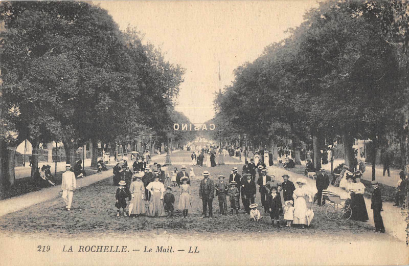 Carte postale ancienne La Rochelle Le Mail à La Rochelle