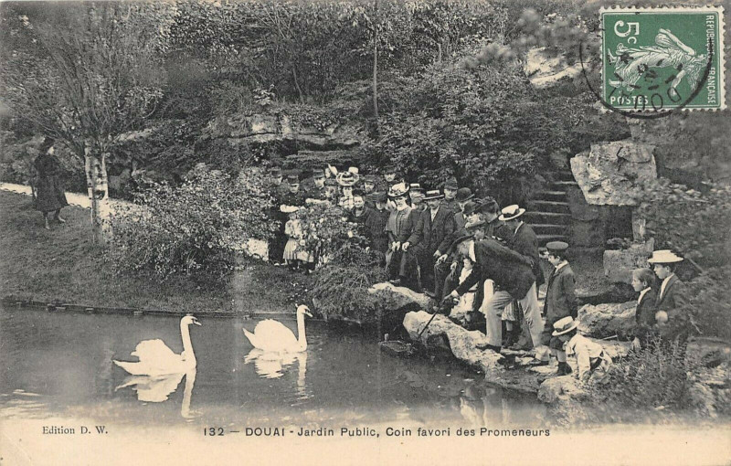Carte postale ancienne Douai Jardin Public Coin Favori Des Promeneurs à Douai