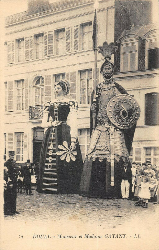 Carte postale ancienne Douai Monsieur Et Madame Gayant à Douai