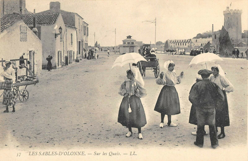 Carte postale ancienne Les Sables D'Olonne Sur Les Quais aux Sables-d'Olonne
