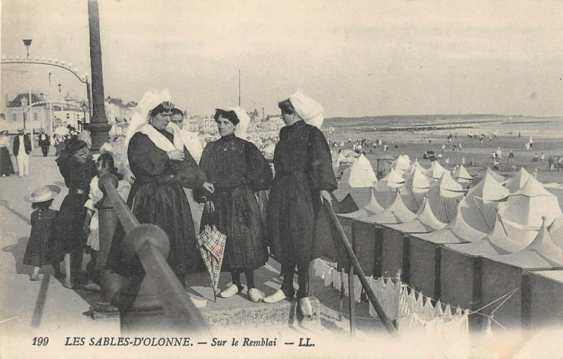 Carte postale ancienne Les Sables D'Olonne Sur Le Remblai aux Sables-d'Olonne