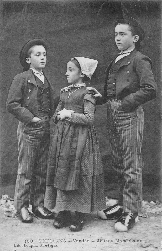 Carte postale ancienne Soullans Jeunes Maraichins à Soullans