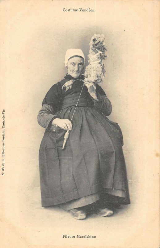Carte postale ancienne La Vendee Costume Vendeen Fileuse Maraichine