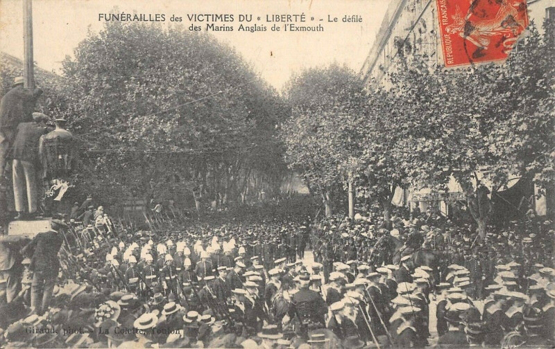 Carte postale ancienne Toulon Funerailles Victimes Liberte Le Defile Des Marins Anglais Exmouth à Toulon