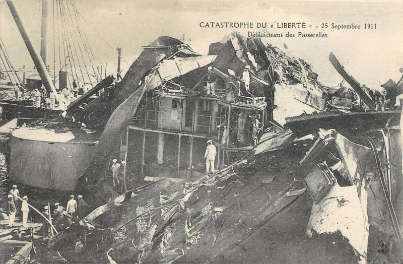 Carte postale ancienne Toulon Catastrophe Du Liberte Deblaiement Des Passerelles à Toulon