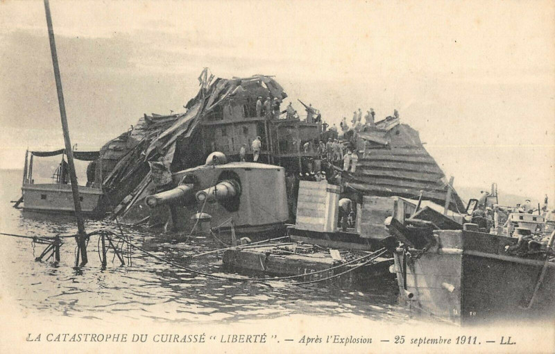 Carte postale ancienne Catastrophe Du Liberte Apres L'L'Explosion