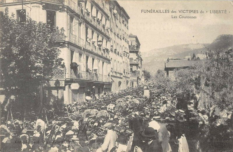Carte postale ancienne Catastrophe Du Liberte Les Couronnes