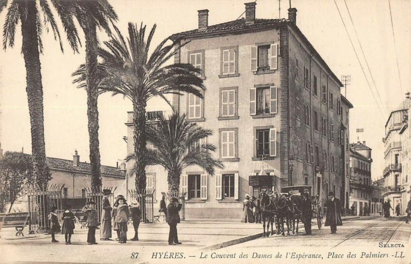 Carte postale ancienne Hyeres Le Couvent Des Dames De L'Esperance Place Des Palmiers à Hyères