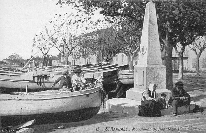 Carte postale ancienne Saint Raphael Monument De Napoleon 1ER