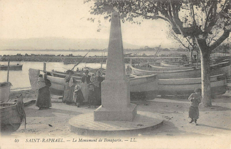 Carte postale ancienne Saint Raphael Le Monument Bonaparte