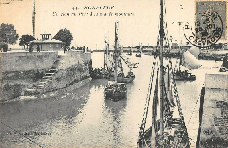 Carte postale ancienne Honfleur Un Coin Du Port A La Maree Montante à Honfleur