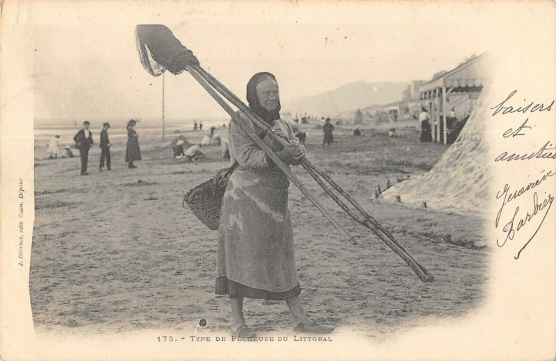 Carte postale ancienne Type De Pecheuse Du Littoral