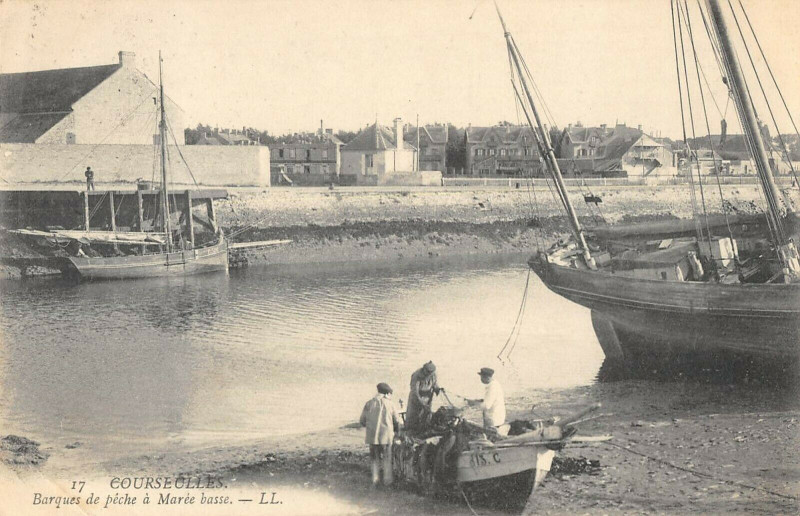 Carte postale ancienne Courseulles Barques De Peche A Maree Basse
