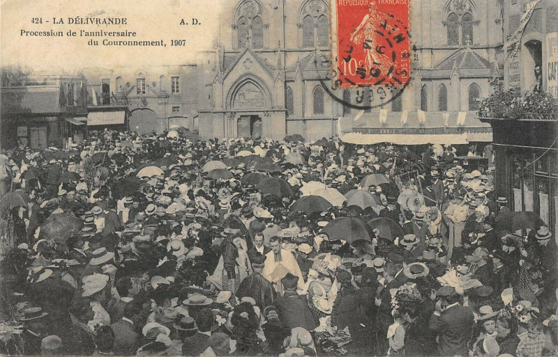 Carte postale ancienne La Delivrande Procession De L'Anniversaire Couronnement 1907