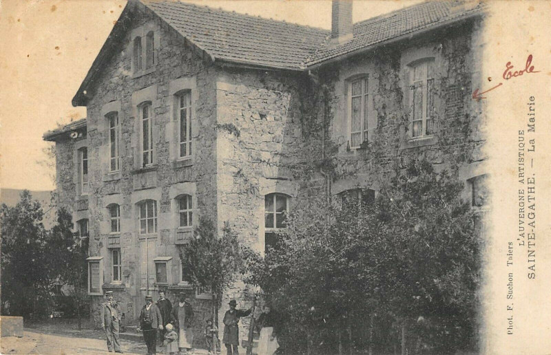 Carte postale ancienne Sainte Agathe La Mairie à Sainte-Agathe