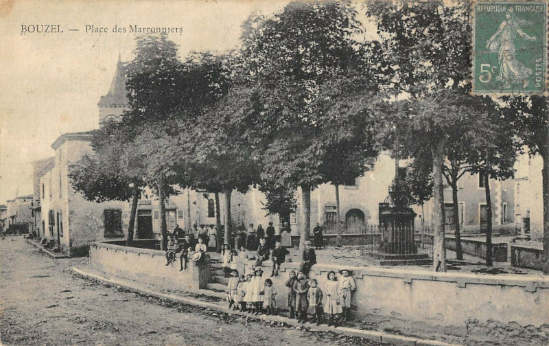 Carte postale ancienne Bouzel Place Des Marronniers à Bouzel