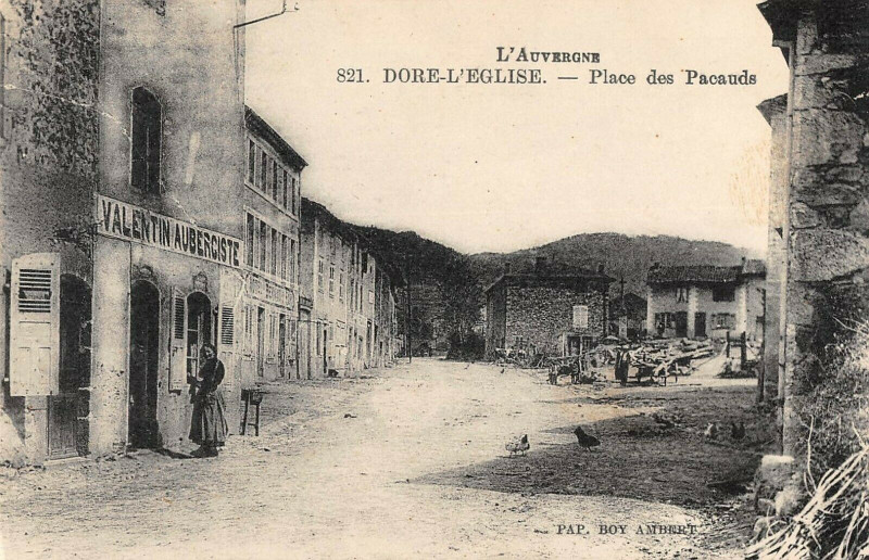 Carte postale ancienne Dore L'Eglise Place Des Pacauds
