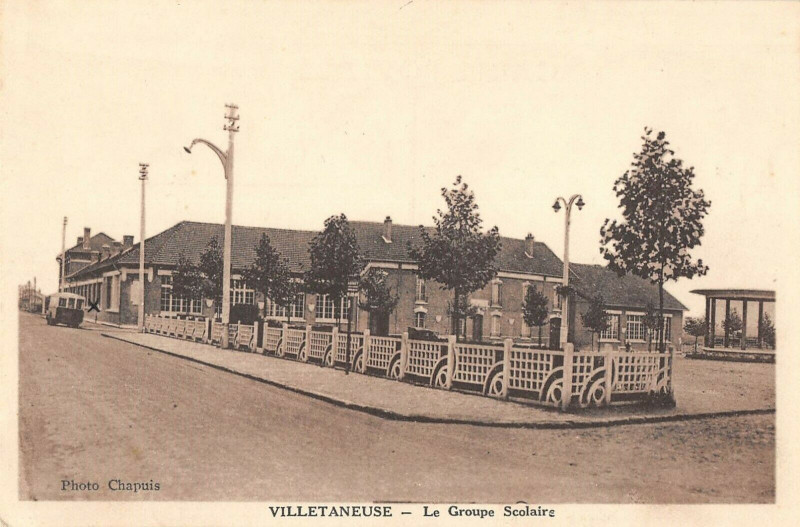 Carte postale ancienne Villetaneuse Le Groupe Scolaire à Villetaneuse