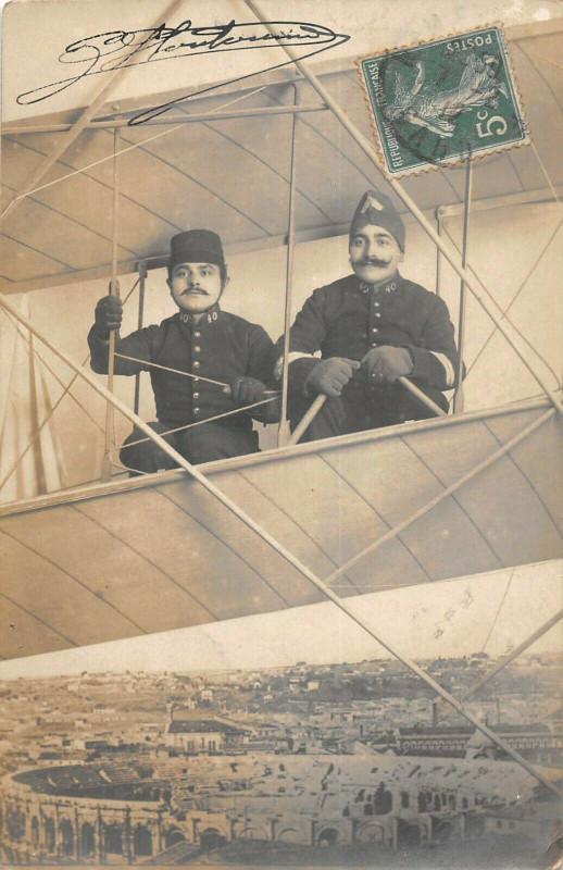 Carte postale ancienne Nimes Carte Photo De 2 Aviateurs Au Dessus Des Arenes De Nimes (Rare à Nîmes
