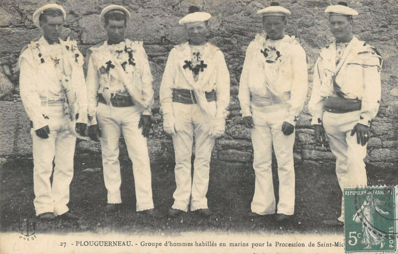 Carte postale ancienne Plouguerneau Groupe D'Hommes Habilles En Marins Procession Saint-Michel rare à Plouguerneau