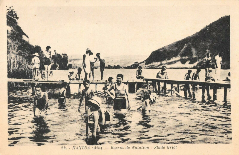 Carte postale ancienne Nantua Bassin De Natation Stade Griot à Nantua