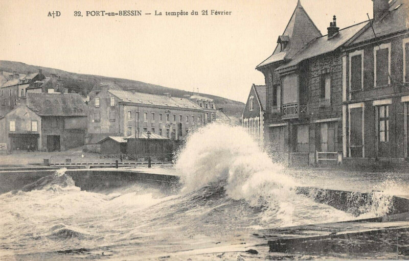 Carte postale ancienne Port En Bessin La Tempete Du 21 Fevrier