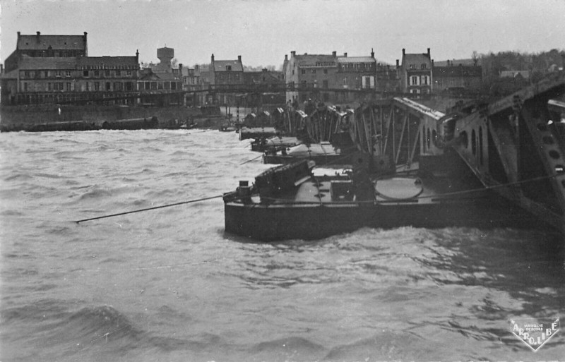 Carte postale ancienne Arromanches Port De La Liberation 1944 Perspective Du Large Sur La Digue