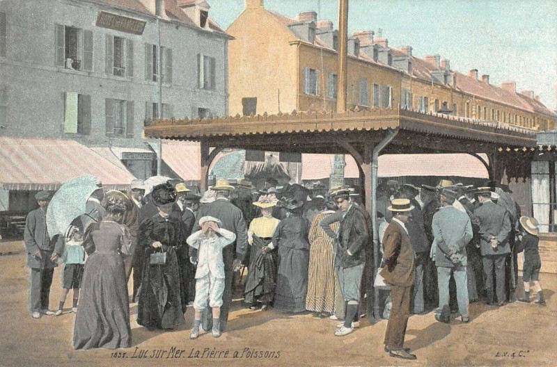 Carte postale ancienne Luc Sur Mer La Pierre A Poisson à Luc-sur-Mer