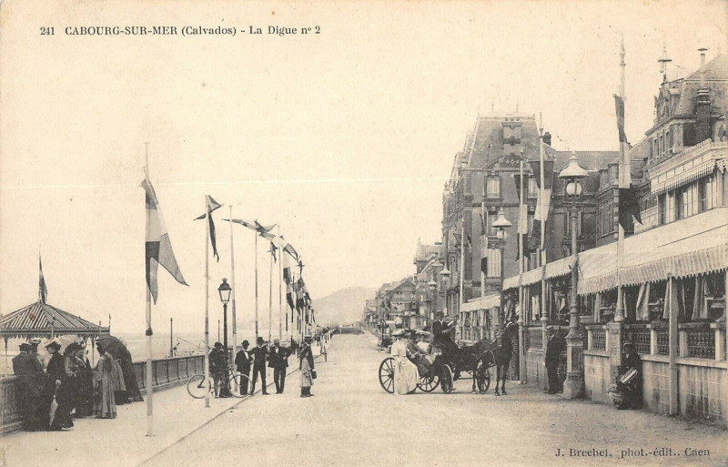 Carte postale ancienne Cabourg Sur Mer La Digue N°2 à Cabourg