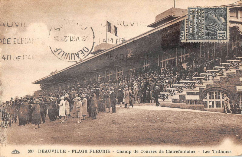 Carte postale ancienne Deauville Champ De Courses De Clairefontaine Les Tribunes à Deauville