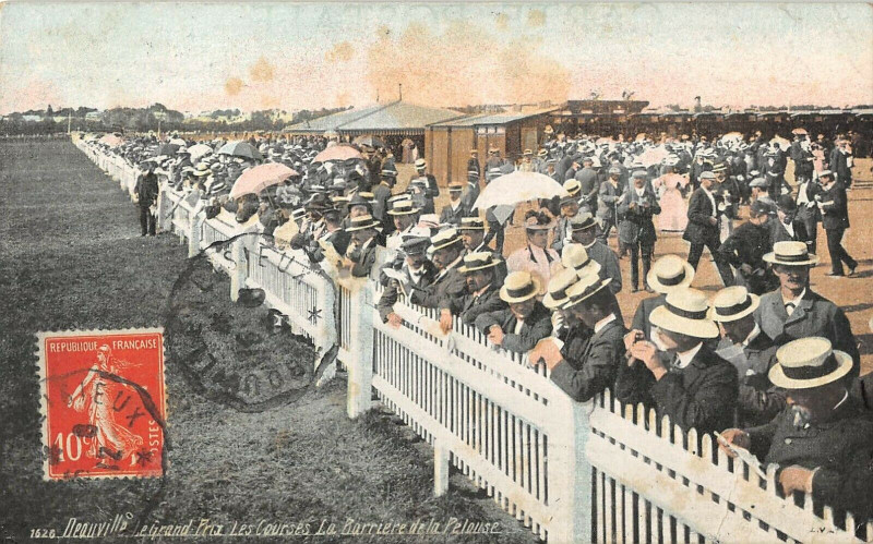 Carte postale ancienne Deauville Le Grand Prix Les Courses La Barriere De La Pelouse à Deauville