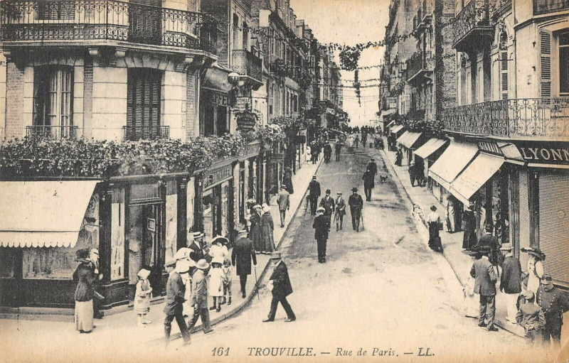 Carte postale ancienne Trouville La Rue De Paris
