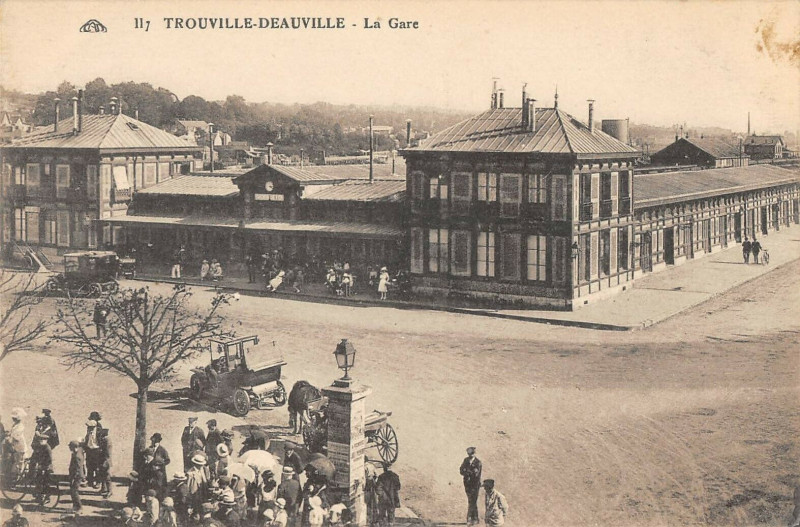 Carte postale ancienne Trouville Deauville La Gare à Deauville
