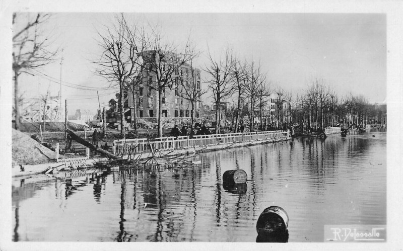 Carte postale ancienne Caen 1944 1945 La Prairie Inondee Devant Le Cours Sadi Carnot à Caen