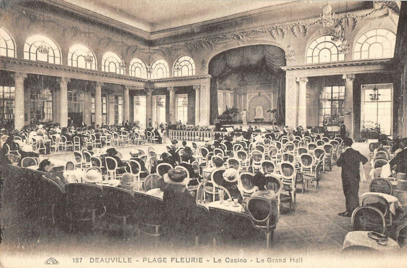 Carte postale ancienne Deauville Le Casino Le Grand Hall à Deauville